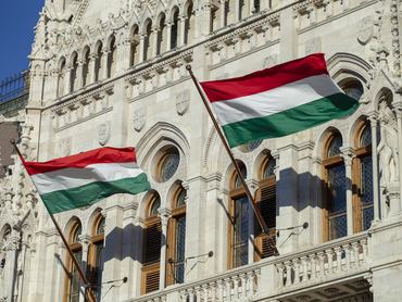Magyar zászlók a Parlament épületén