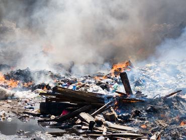 Nagy füsttel égő hulladékhalom