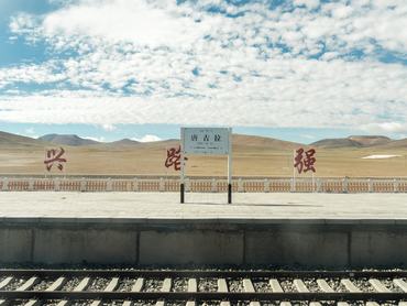 A Tibeti-fennsík gyönyörű látványa a Csinghaj-Tibet vasútvonallal, a világ legmagasabban fekvő vasútállomásával együtt.