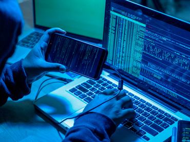 hacker rosszindulató kódot használ