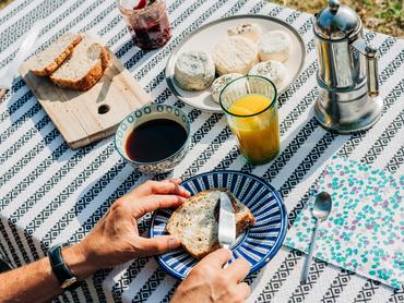 Francia reggeli az asztalon