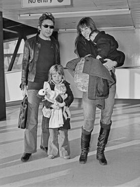 Serge Gainsbourg francia zenész és énekes, valamint partnere, Jane Birkin brit színésznő Kate Barryvel és a csecsemő Charlotte Gainsbourg-val a londoni Heathrow repülőtéren, 1972. december 29-én. (Fotó: Evening Standard/Hulton Archive/Getty Images)