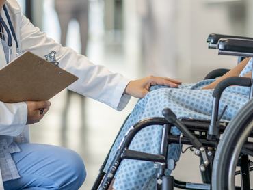 sclerosis multiplexben szenvedő tolószékes beteg