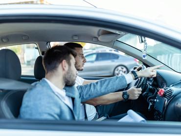 tanulóvezető autós és oktató az autóban