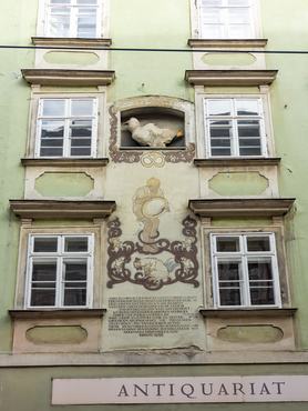 A Schönlaterngasse 7. szám alatti épület homlokzatán a baziliszkusszal