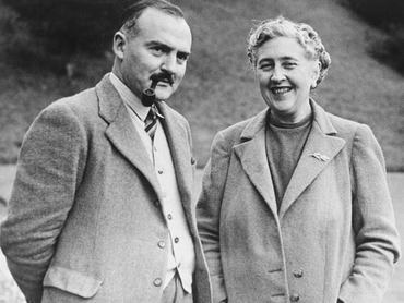 Agatha Christie férjével, Max Mallowan régésszel (1904–1978) a devonshire-i Greenway House kertjében. 1946-ban készült felvétel. Mallowan a háború alatt a brit kormány arab tanácsadójaként szolgált Tripolitániában. (Fotó: Daily Herald Archive / National Science & Media Museum / SSPL / Getty Images)