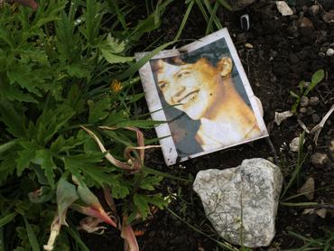 Az amerikai írónő és költő, Sylvia Plath (1932–1963) fényképe a sírján, a Szent Tamás Becket-templom temetőjében, Heptonstallban (West Yorkshire, Anglia), 2011. május 5-én. (Fotó: Amy T. Zielinski/Getty Images)