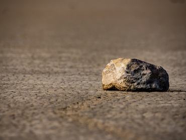 Egy vándorló kő a Halál-völgyben található Racetrack nevű tómederben