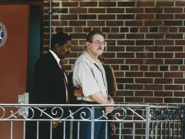 Aldrich Ames (jobbra), az amerikai CIA egykori hírszerző tisztje, szovjet kém, életfogytiglani börtönbüntetésének kihirdetése után távozik a bíróságról, Washingtonban, 1994. április 28-án.
