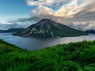 Onekotan-sziget érintetlen természete, egy kis vulkanikus sziget az Ohotszki-tengerben, a Kuril-szigetekhez tartozó szigetlánc része. A Krenitsyn vulkán a kaldera-tó közepén található.