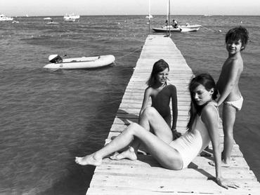 Jane Birkin lányával, Charlotte-tal és Kate-tel egy Saint-Tropez-i tengerparton, 1977. július 21-én (fotó: Patrice PICOT / Gamma-Rapho via Getty Images).