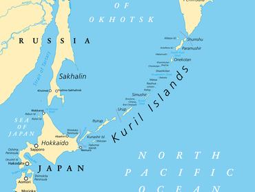 Kuril-szigetek politikai térképe. Vulkanikus szigetcsoport, amely a Szahalin megyéhez tartozik az Oroszországi Távol-Keleten. Hokkaidótól (Japán) az oroszországi Kamcsatka-félszigetig húzódik. Orosz közigazgatás alatt áll.