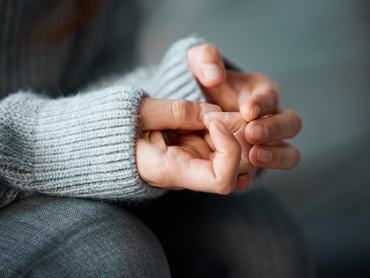 Nő tördeli a kezét