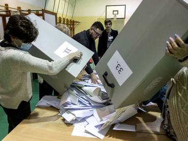 szavazatok számlálása választás után, uránkat borítanak az asztalra