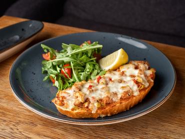 Melegszedvics tonhallal és cheddar sajttal.