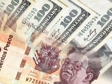 Bills of 500 Mexican pesos and 100 dollars in cash (inflation, devaluation)