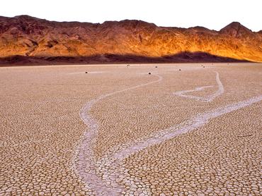 Csúszó sziklák hagytak nyomot a sivatagi fennsíkon a kaliforniai Death Valley Nemzeti Park versenypályáján.