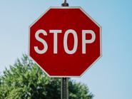 stop tábla az út mentén