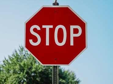 stop tábla az út mentén