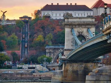 A Lánchíd és a háttérben a Budavári Sikló