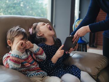 Az anyuka elveszi gyermekeitől a tabletet, akik emiatt sírnak