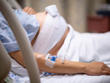 Kórházban fekvő várandós nő megfigyelés alatt