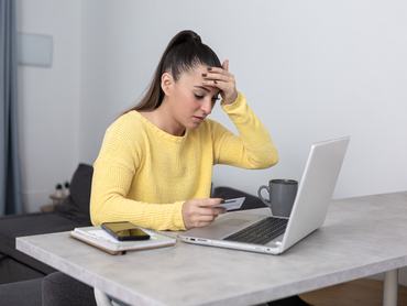 aggódó nő csalás áldozata lett