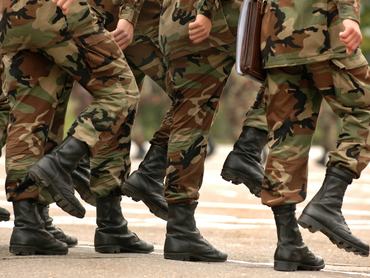 Katonák egymás mellett