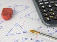 Egy gyermek geometria házi feladata számológéppel, tollal és radírral