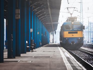 Vonat gördül ki a peronról