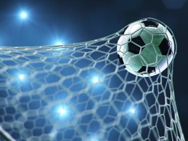 Focilabda bemegy a hálóba, gól.