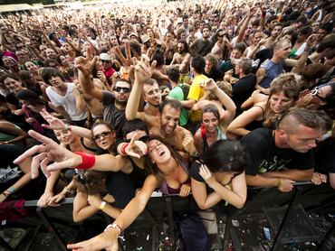 ugráló tömeg egy zenei fesztiválon