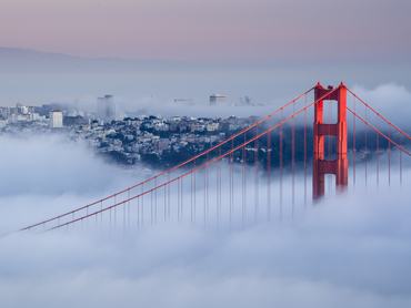 Golden Gate híd napsütéses ködbe burkolva