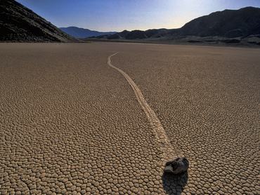 Vándorló kő a kaliforniai Halál-völgy Racetrack nevű tómedrében.