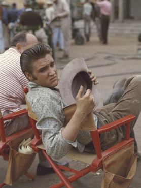 Elvis Presley színesben látható az 1956-os westernfilm, a „Love Me tender” forgatásán.