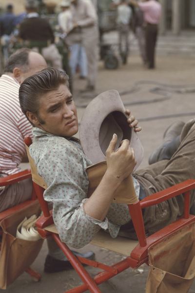 Elvis Presley színesben látható az 1956-os westernfilm, a „Love Me tender” forgatásán.