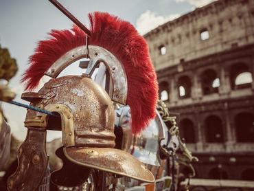 Római százados katonasisakok a Colosseum előtt