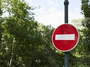 Behajtani tilos tábla egy erdő mellett