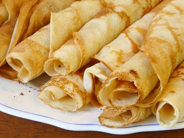 Friss, édes palacsinta feltekerve a tányéron