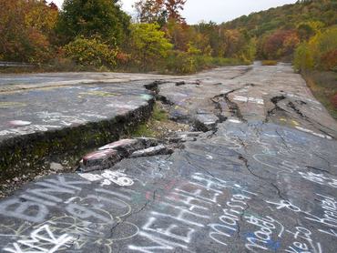 Elhagyatott város Amerikában, a képen egy mezőn egy gyerek játékával