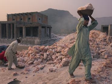 Munkások rakodnak ipari sót a Khewra sóbányában 2023. december 12-én a pakisztáni Jhelumban. Pakisztán, amely évente nagyjából 800 millió font sót termel, a világ legnagyobb himalájai sóexportőre.