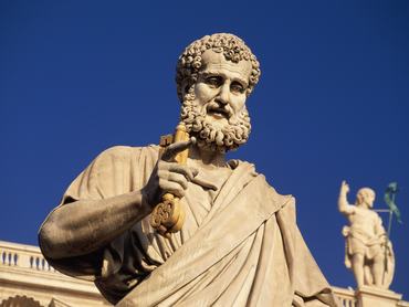 szent péter szobor kezében a mennyország kulcsával