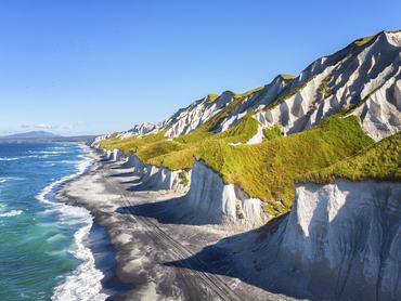 Fehér sziklák Iturup szigetén, Dél-Kurile-szigeteken.