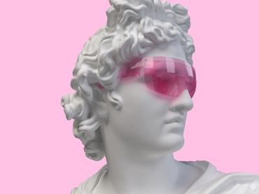 Az Apollo Belvedere isten szobra, rózsaszín átlátszó holografikus szemüveget visel, virtuális valóságot és kiterjesztett valóságot használ rózsaszín háttér előtt.