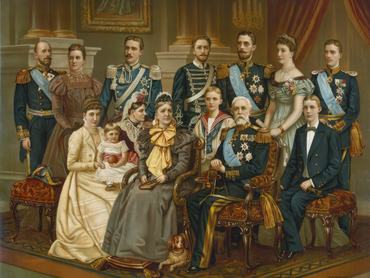 II. Oszkár és családja, kb. 1900 körül. Állnak balról: Oszkár Bernadotte herceg, Ebba Bernadotte hercegné, Károly herceg, Eugén herceg, Erik herceg, Gusztáv koronaherceg (V. Gusztáv), Viktória koronahercegné, Gusztáv Adolf herceg (VI. Gusztáv Adolf). Ülnek balról: Ingeborg hercegnő, Margit hercegnő édesanyja ölében, Terézia hercegnő, Zsófia királyné, II. Oszkár király, Vilmos herceg. Készítő: Nordic Museum. (Fotó: Heritage Art / Heritage Images via Getty Images)