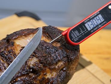 Maghőmérővel ellenőrzik egy steak belső hőmérsékletét