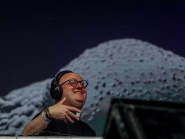 Guilherme atya Spanyolországban DJ-zik