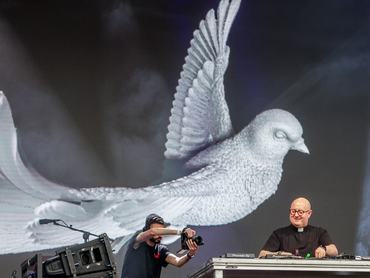 Guilherme atya DJ-szettje közben