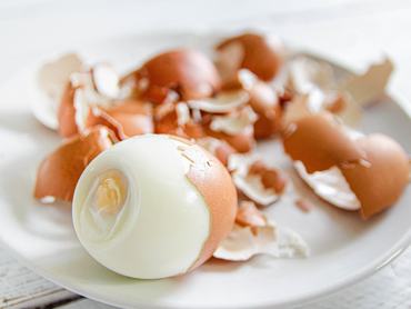 meghámozott főtt tojás tányéron