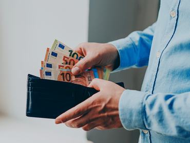 Egy férfi eurót vesz ki a pénztárcából